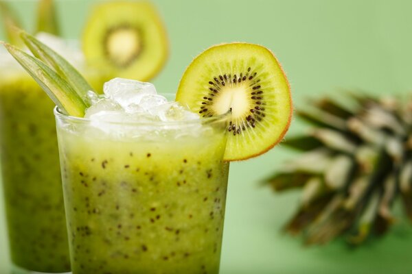 Verre avec un cocktail de Kiwi et de glace