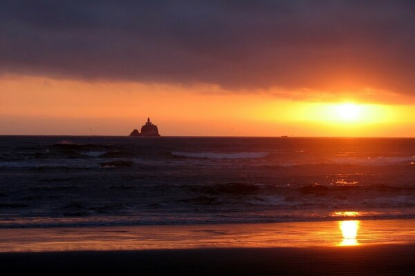 Beau coucher de soleil sur fond de vagues