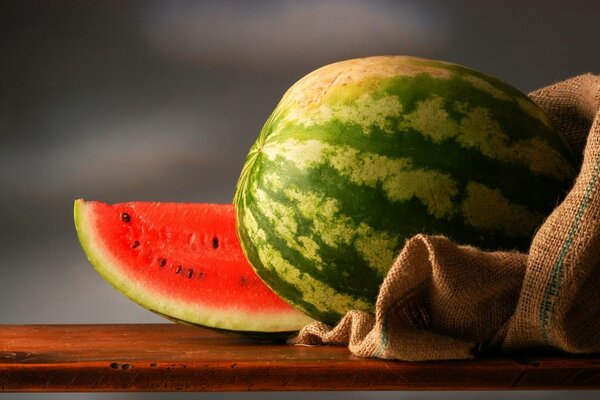 Die Wassermelonenbeere liegt in einem Sack