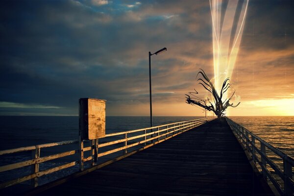 Pier am Meer, und aus dem Meer ist ein Monster