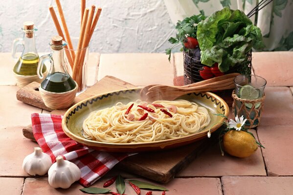 Блюдо Горячие спагетти натюрморт