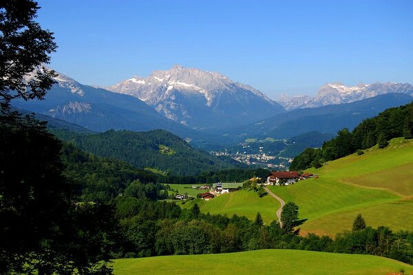 Paesaggio rustico. Montagne e prati verdi