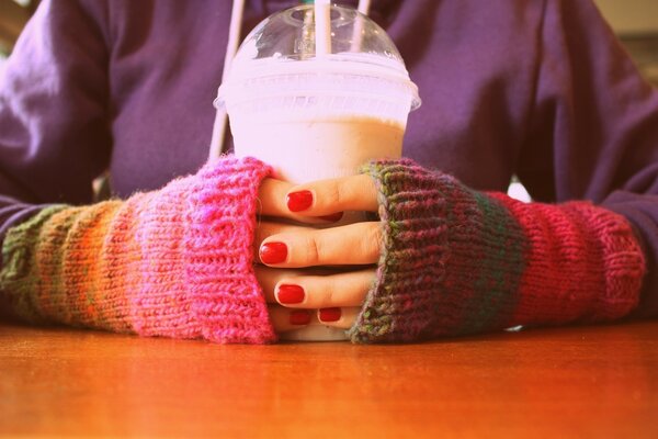 Yogurt in mano con una manicure rossa