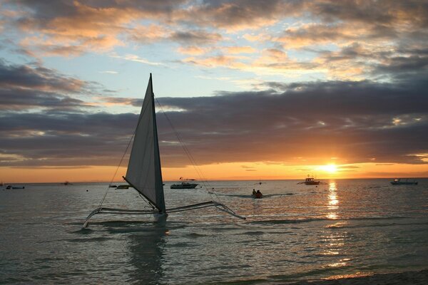 Yacht vor dem Hintergrund des Sonnenuntergangs am Meer