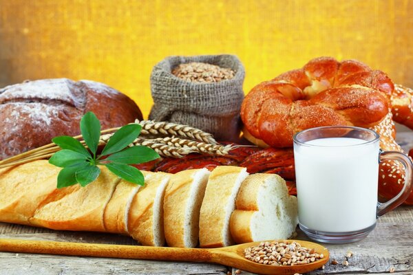 Pane tagliato insieme a una tazza di latte