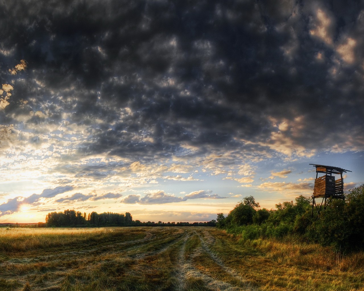 campo strada nuvole torre