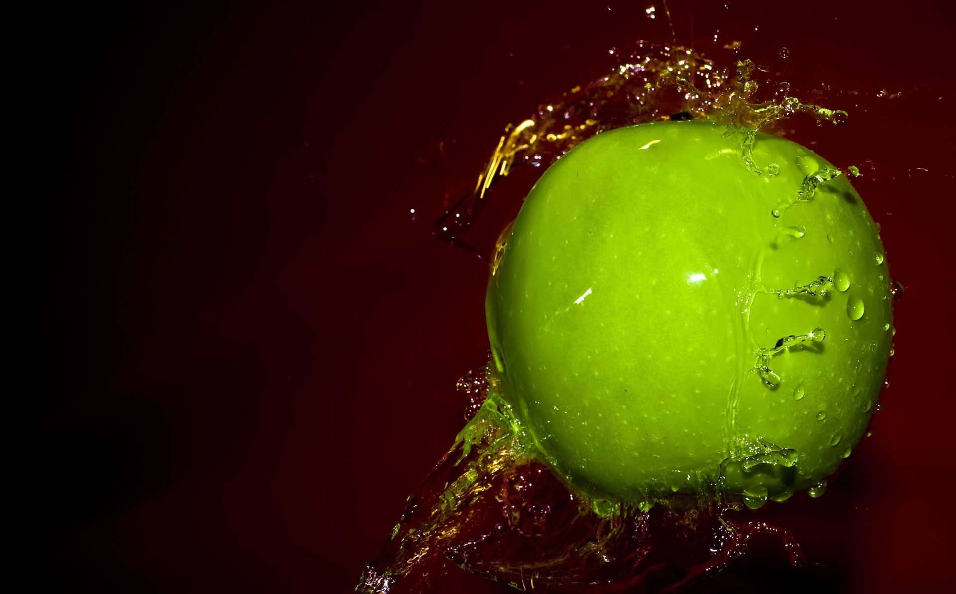 manzana verde cae aerosol agua