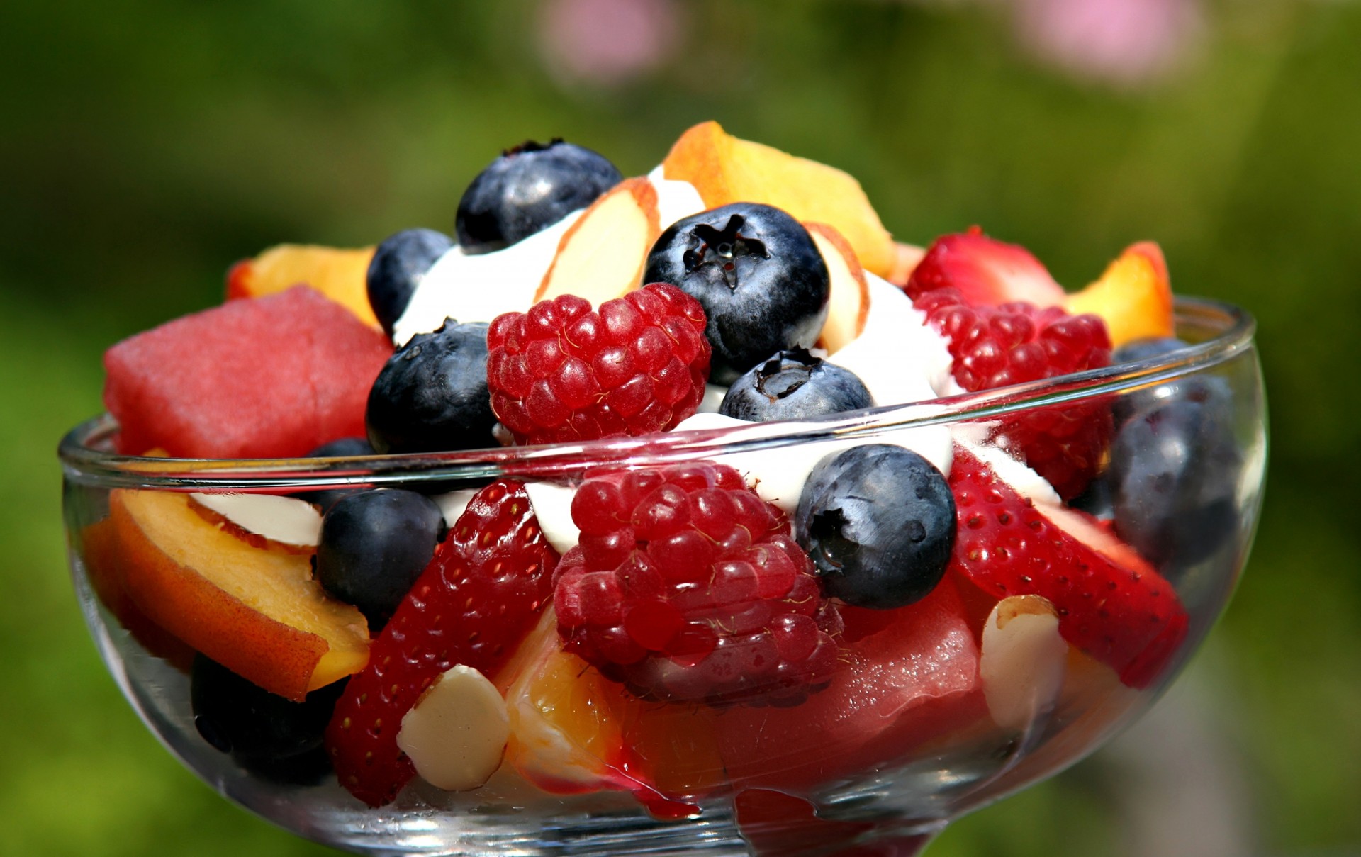 fresas frambuesas arándanos frutas bayas ensalada melocotones