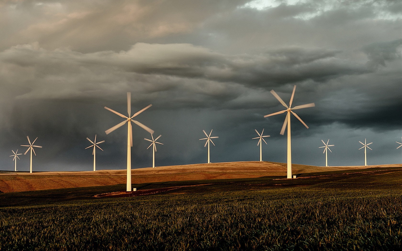 campo nubes molinos de viento