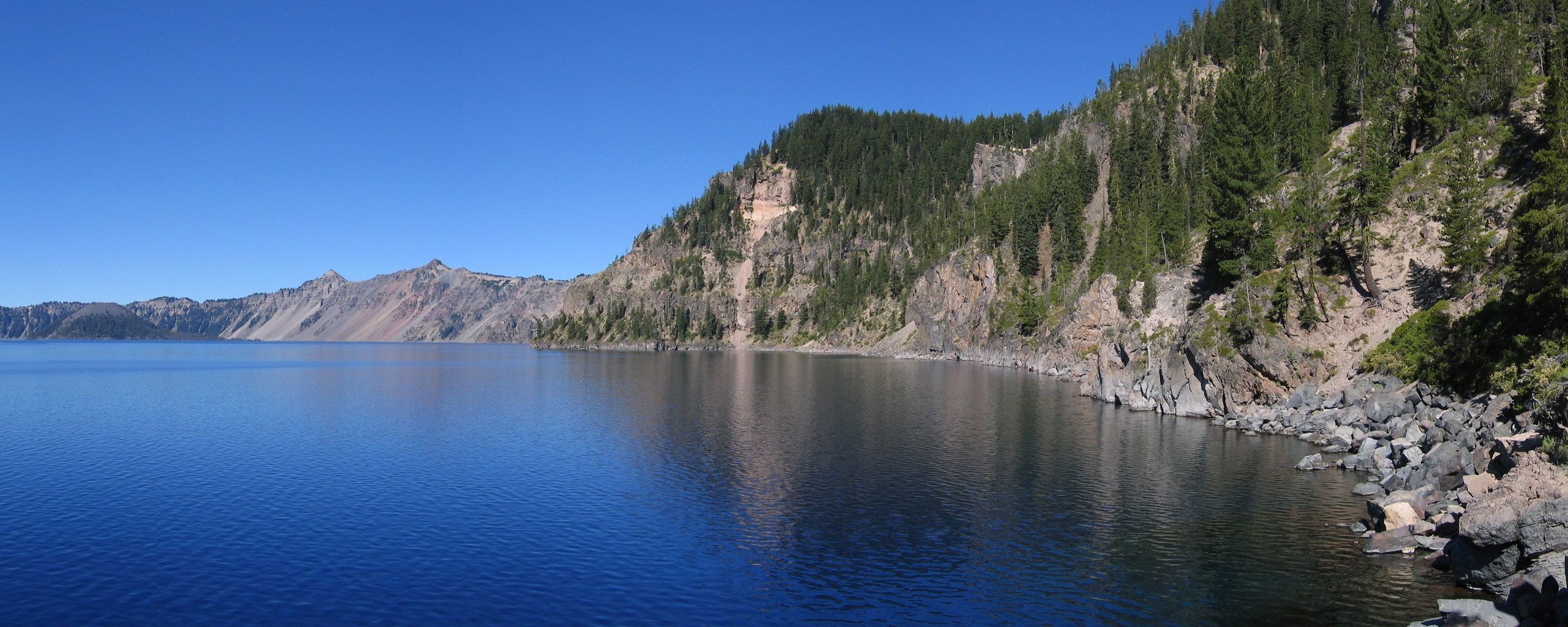 lago montañas bosque