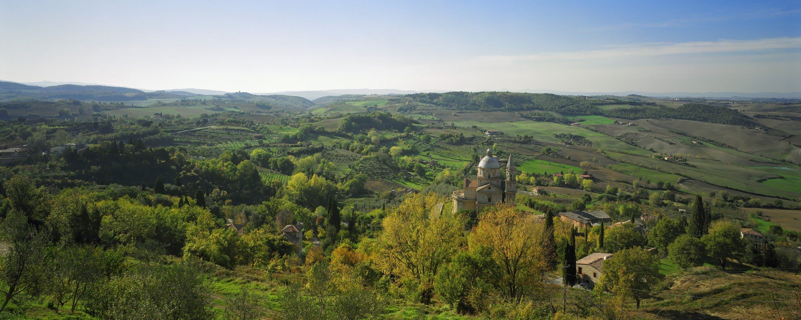 villaggio chiesa colline