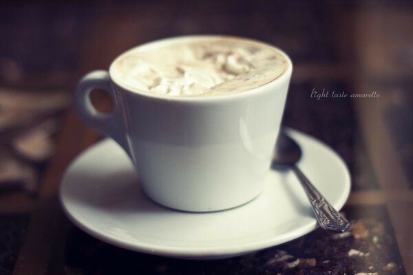 Cappuccino in tazza bianca sul tavolo