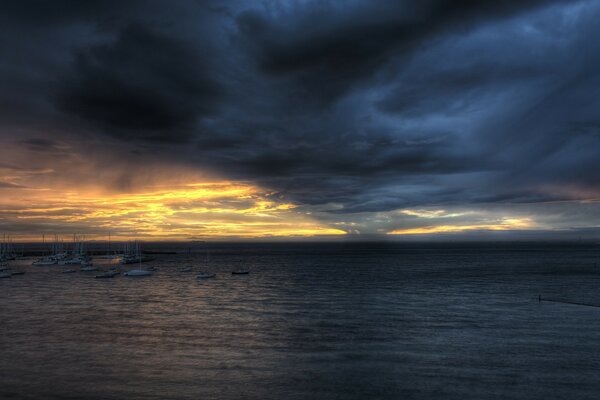 Cielo sombrío sobre el mar oscuro