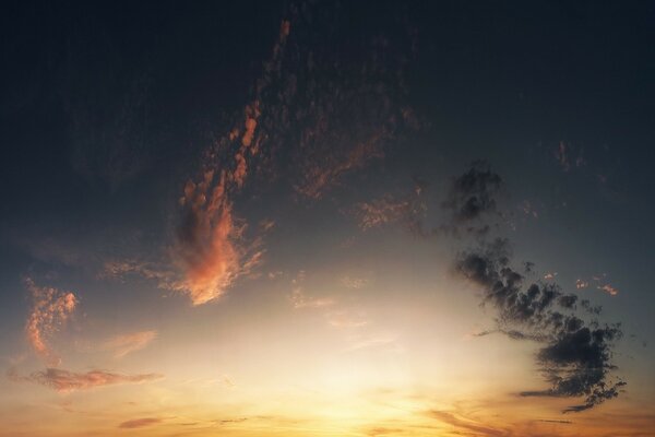 Lockige Wolken am Himmel