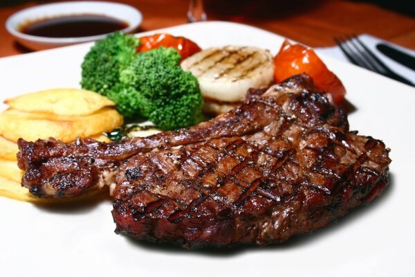 Filete de cerdo en un plato blanco con verduras