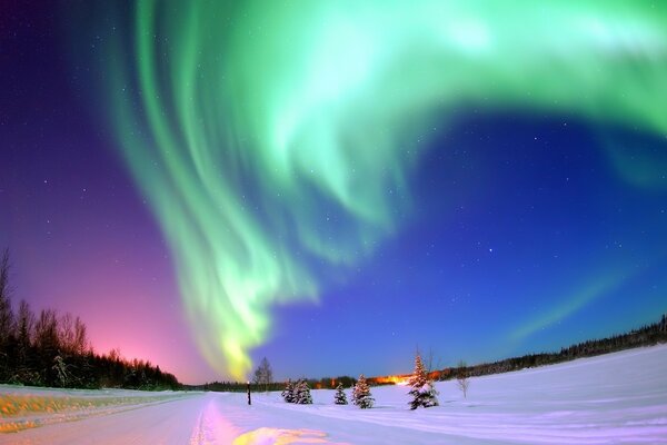 Aurora boreale. Paesaggio innevato