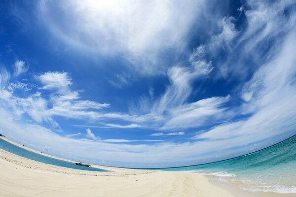 Verstreute Wolken bedecken Wasser, Sand