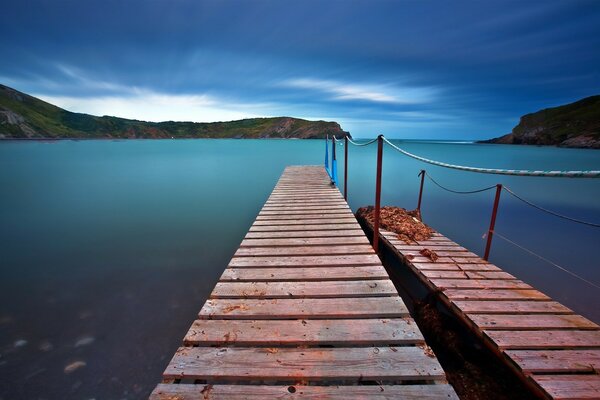 Quai en bois de la baie bleue