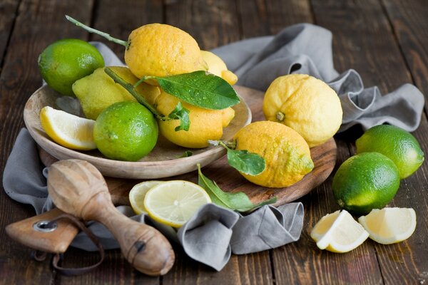 Bol de citron et de citron vert sur une planche