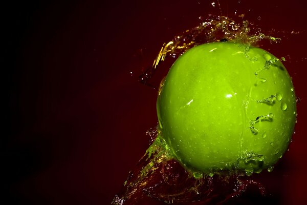 Manzana salpicaduras de agua volando