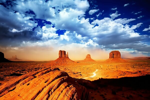 Nubes blancas en el desierto con rocas