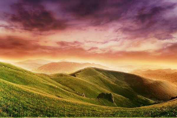 Colinas verdes. Nubes brillantes