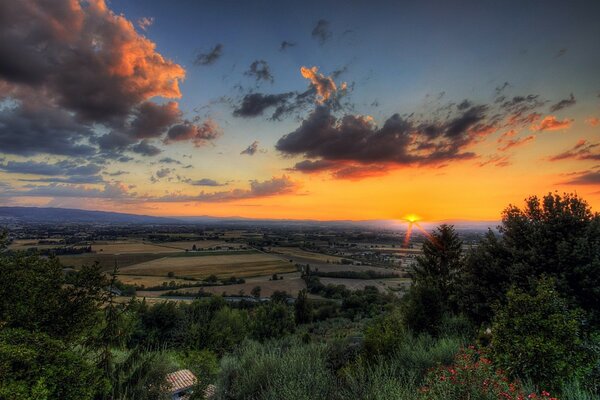 Grünes Tal bei Sonnenuntergang