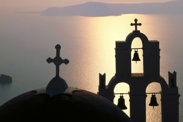 Silueta de un campanario en Grecia en una isla