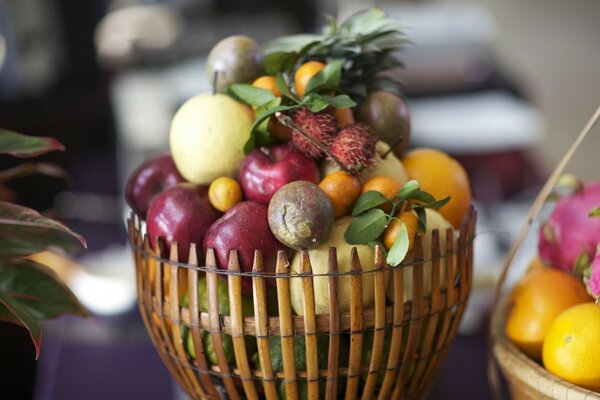 Panier de fruits exotiques sur la table