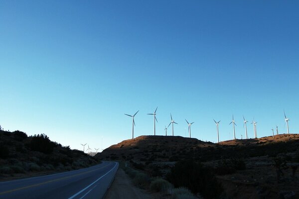 El camino pasa por los molinos de viento blancos