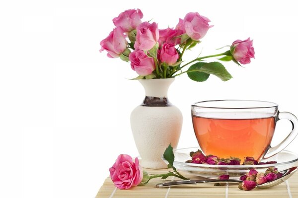 Passo tazza con vaso con rose rosa