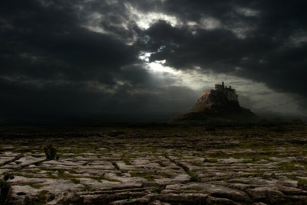 Мрачный замок в пустыне в облаках