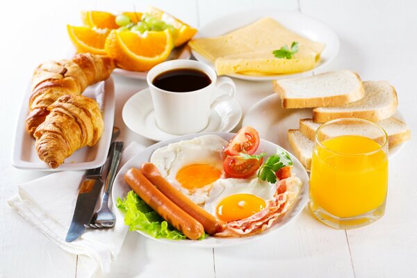 Petit déjeuner repas festif pour les invités