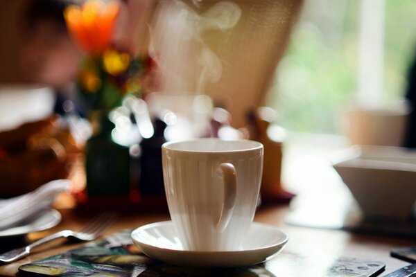 Caffè del mattino in una tazza bianca