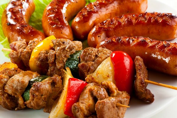 Saucisse salade shish kebab nourriture