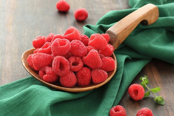 Saftige reife Himbeeren auf dem Tisch