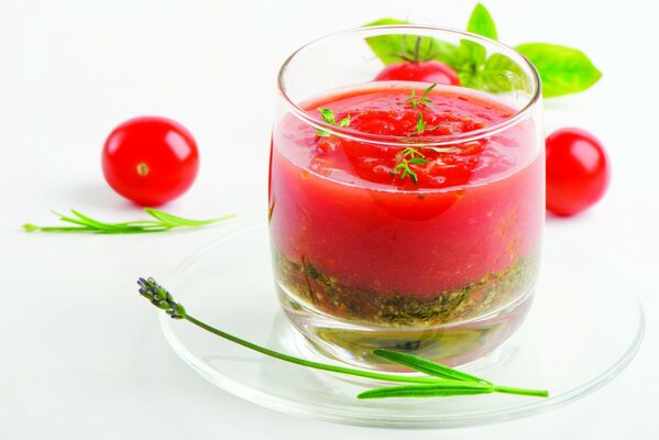 Tomaten-Smoothie in einem transparenten Glas