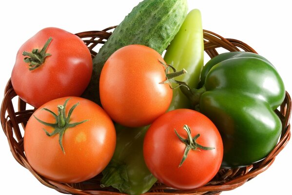 Cesta de verduras con tomates, pepinos y pimientos