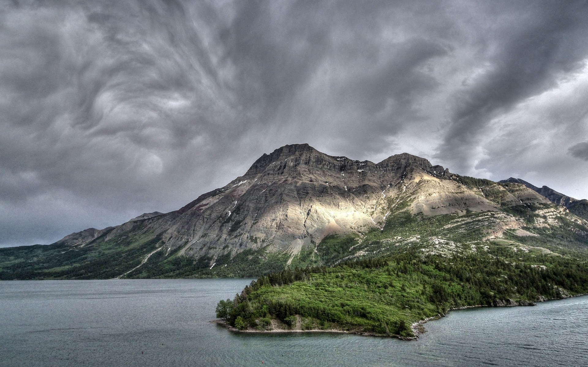 montagnes nuages eau