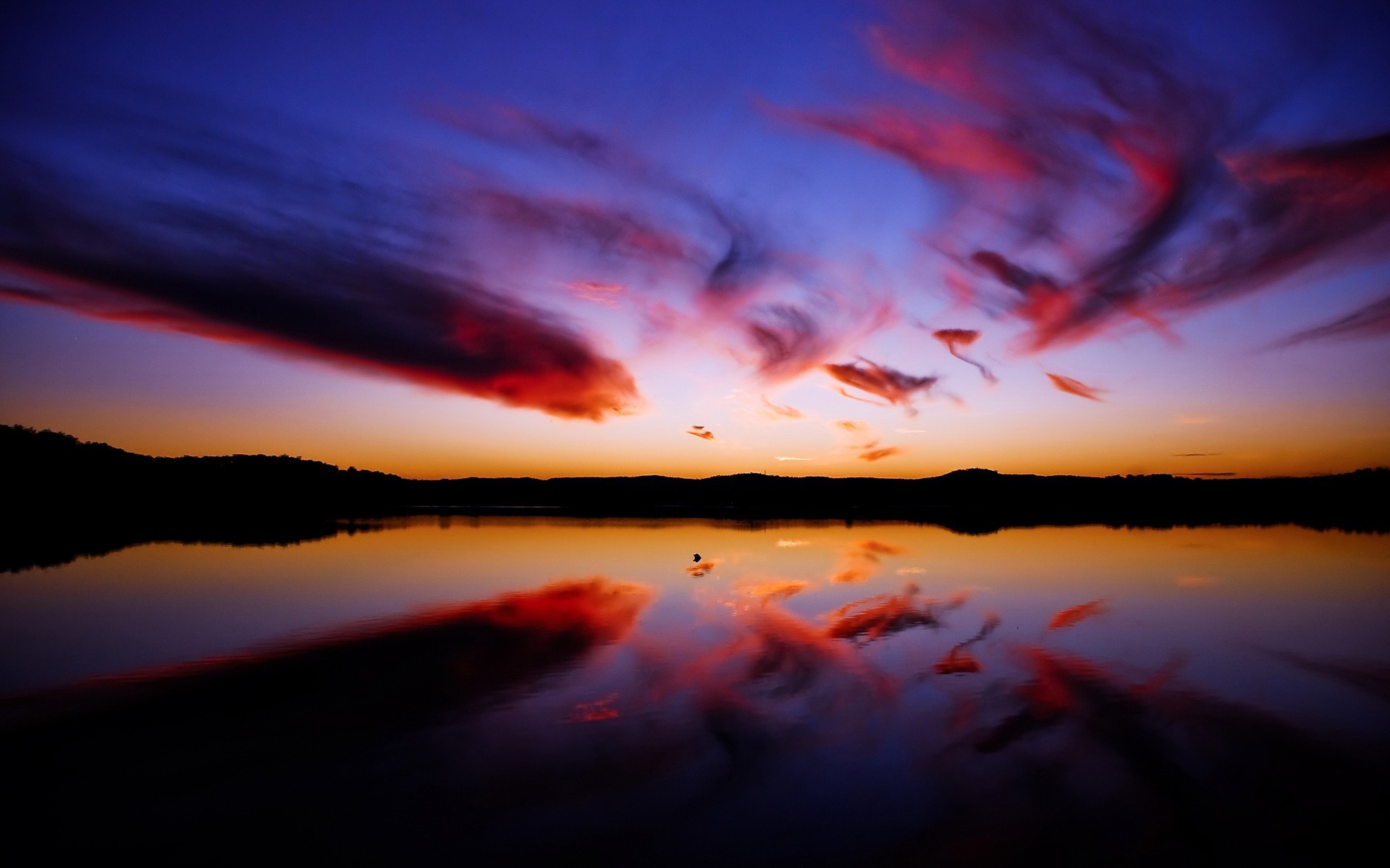 coucher de soleil eau réflexion nuages