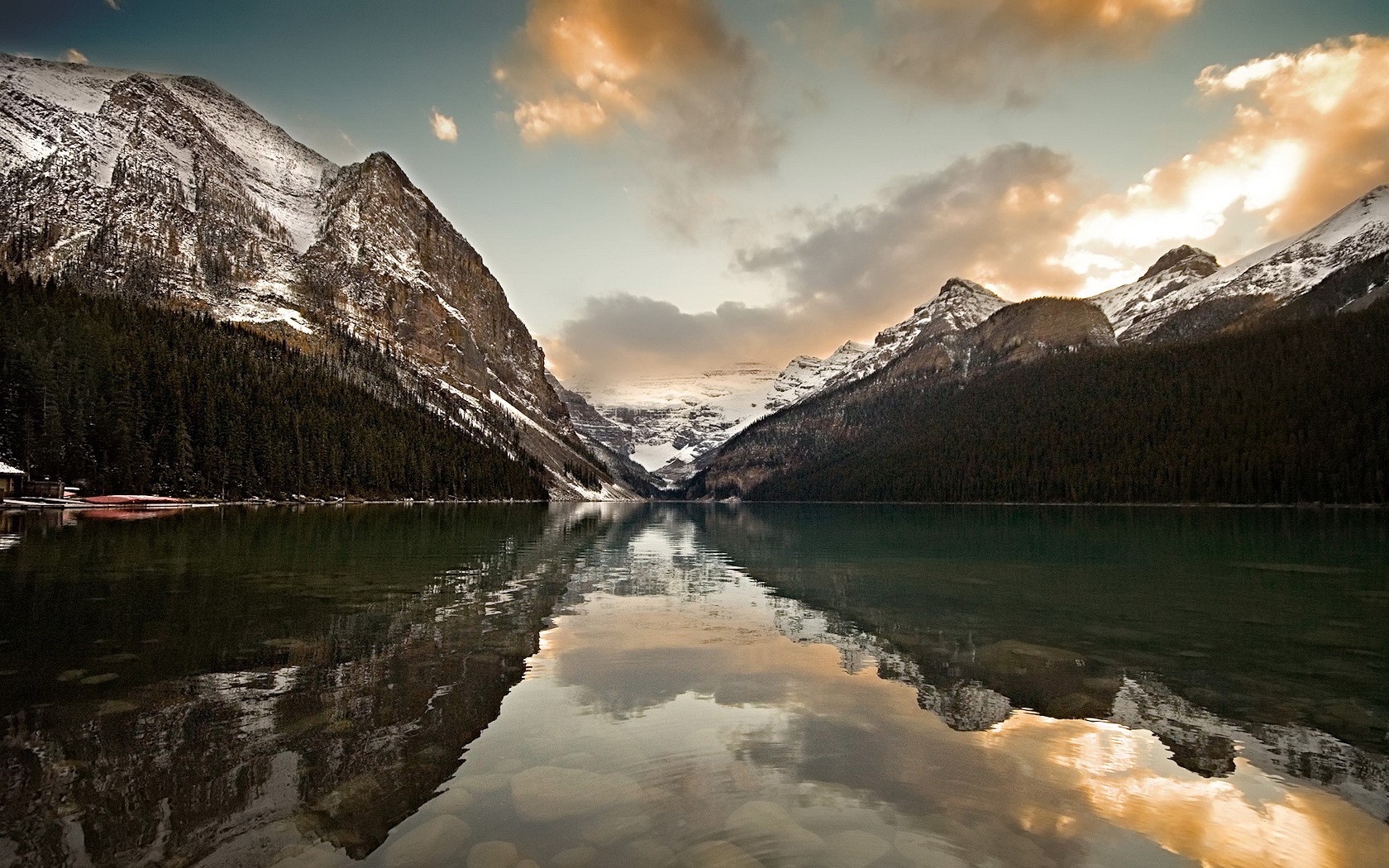 montañas reflexión lago