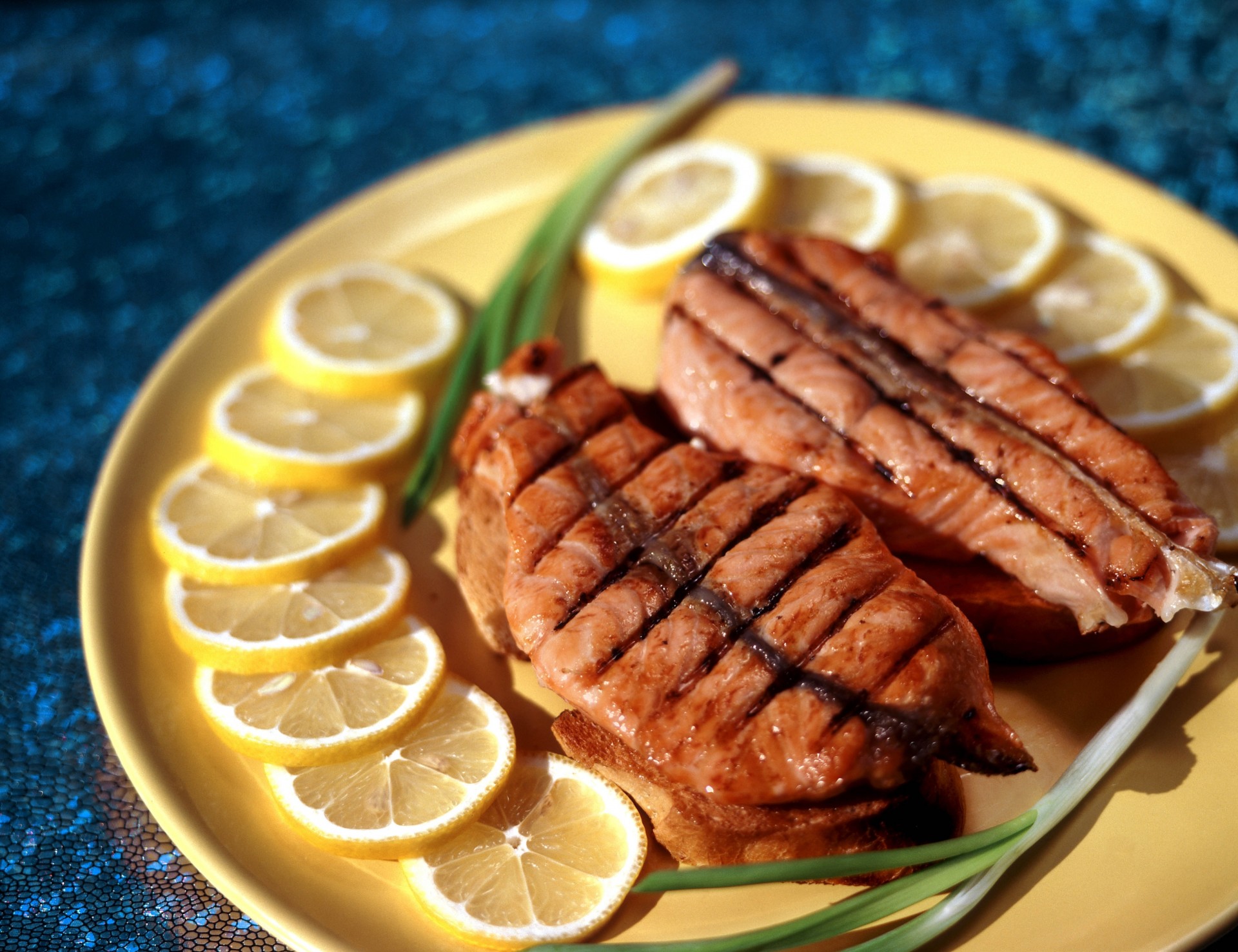 gajos limón cebolla chuleta plato carne