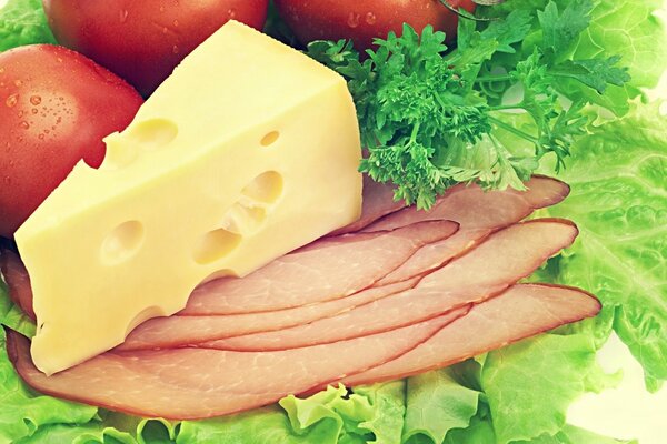 Fleisch und Käse liegen auf Grüns