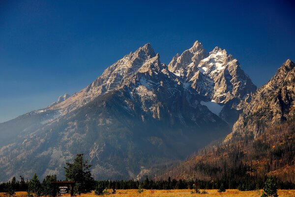 Neve bianca sulle cime delle montagne