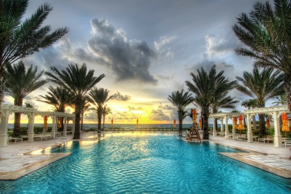 Photo piscine dans les nuages coucher de soleil