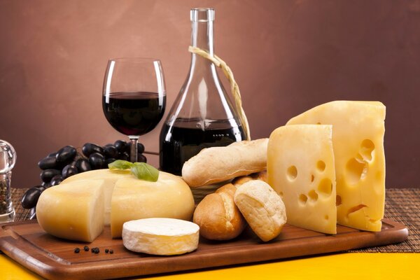 Composición con queso, Copa de vino sobre la mesa