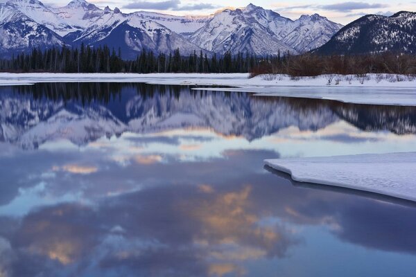 Bellissimo lago sullo sfondo delle montagne invernali