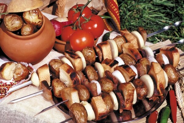 Meat, bread and vegetables cooked on the bone