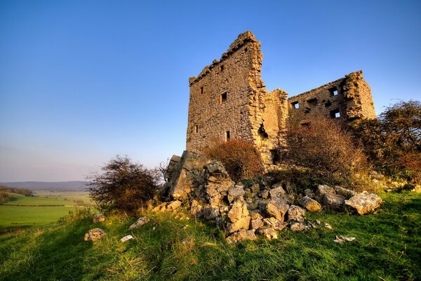 Die Ruinen einer alten Burg vor dem Hintergrund des Himmels