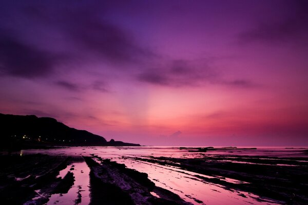 Różowy zachód słońca na pięknym brzegu